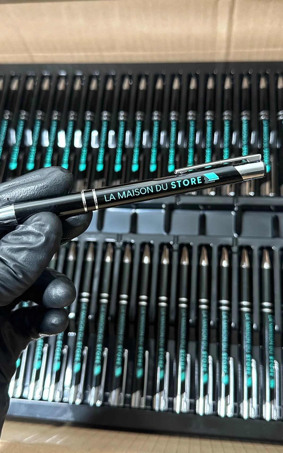 Stylos personnalisés avec logo d’entreprise réalisés par SecretPub