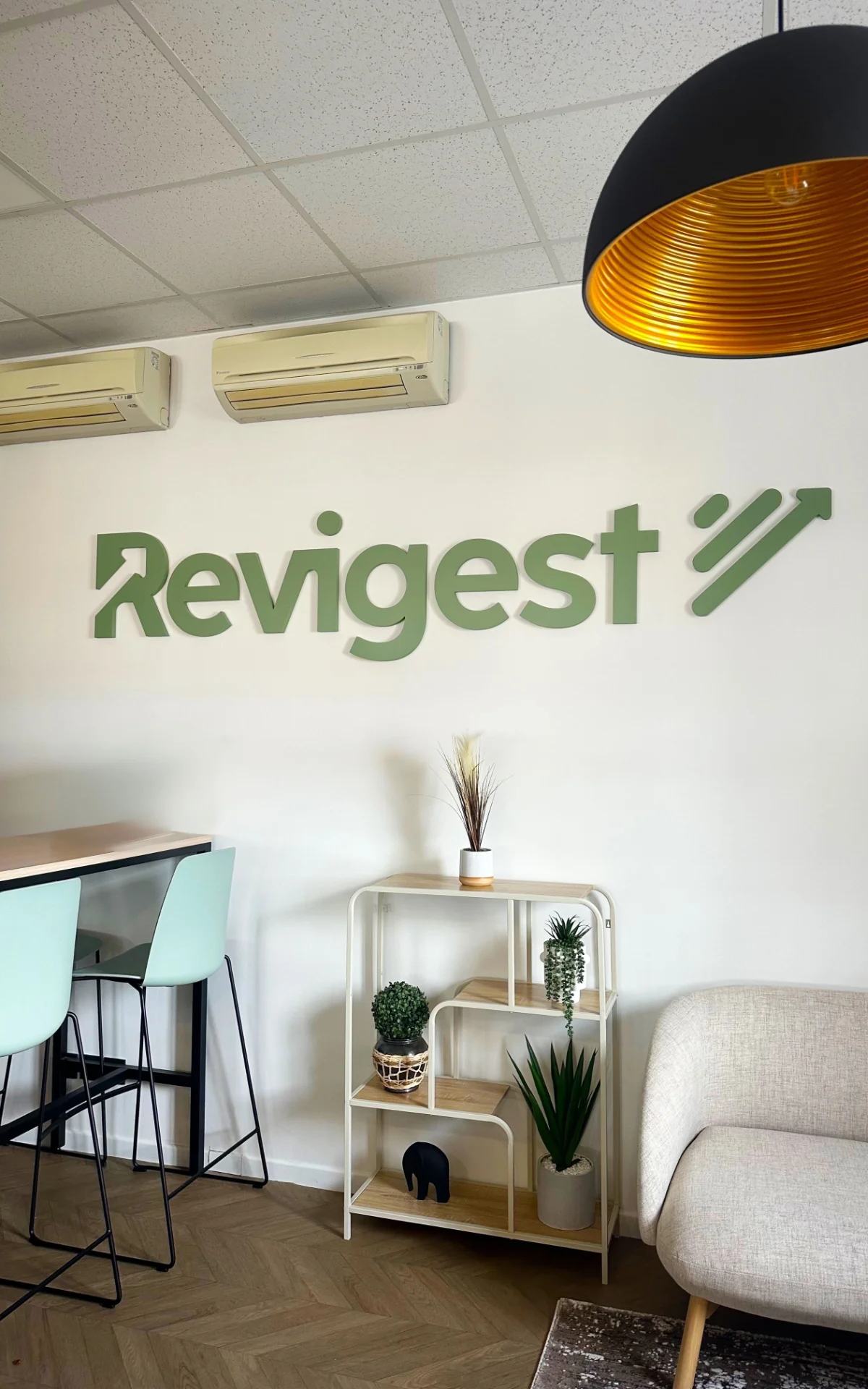 Conception et installation de lettres en PVC relief peintes pour Revigest. Réalisées sur mesure avec une finition haut de gamme, elles apportent du volume, de l’élégance et une forte visibilité à l’identité de l’entreprise. Une solution durable et premium pour habiller les murs et valoriser les espaces professionnels.