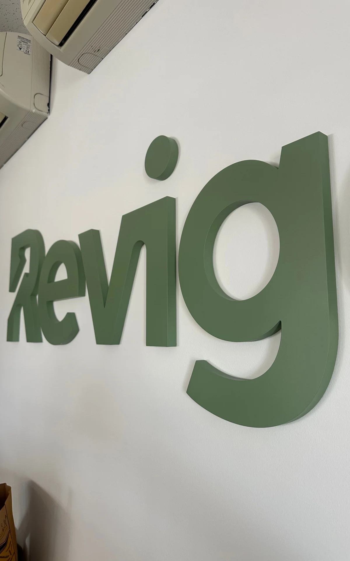 Conception et installation de lettres en PVC relief peintes pour Revigest. Réalisées sur mesure avec une finition haut de gamme, elles apportent du volume, de l’élégance et une forte visibilité à l’identité de l’entreprise. Une solution durable et premium pour habiller les murs et valoriser les espaces professionnels.