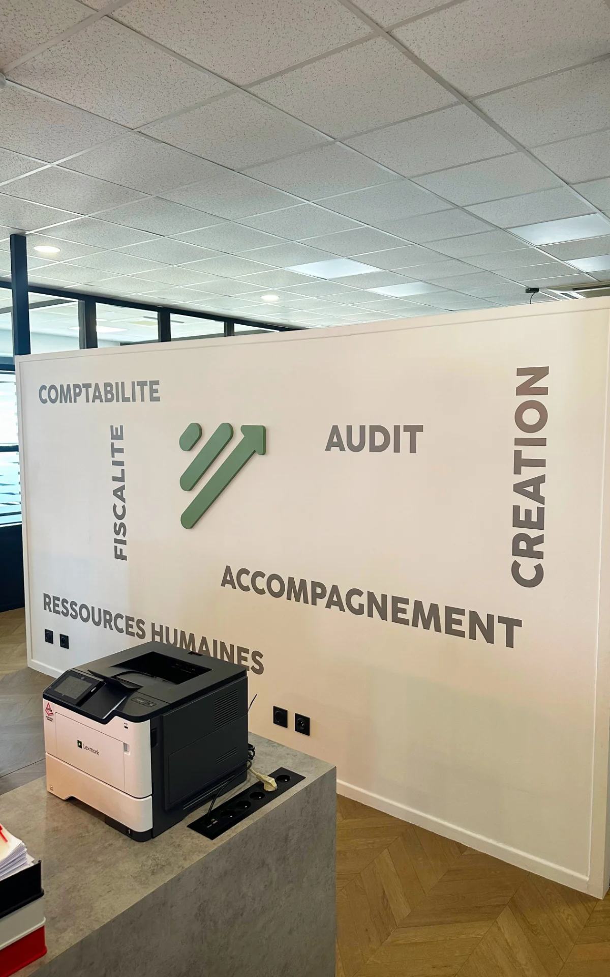 Conception et réalisation d’une décoration murale personnalisée pour Revigest. Ce visuel sur mesure reprend l’identité graphique, les couleurs et le logo de l’entreprise afin de créer un espace professionnel, moderne et cohérent. Une solution idéale pour valoriser les locaux et renforcer durablement l’image de marque.