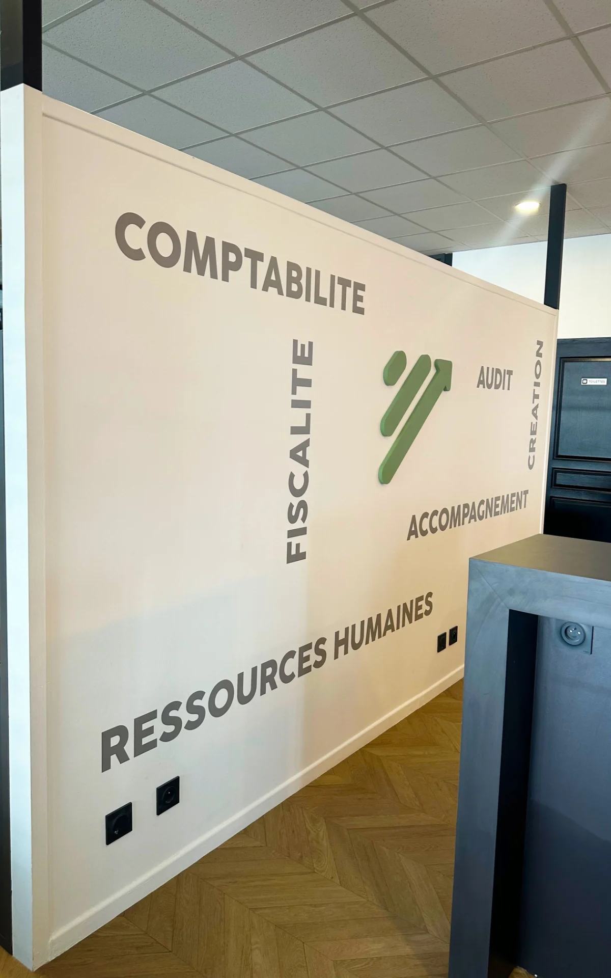 Conception et réalisation d’une décoration murale personnalisée pour Revigest. Ce visuel sur mesure reprend l’identité graphique, les couleurs et le logo de l’entreprise afin de créer un espace professionnel, moderne et cohérent. Une solution idéale pour valoriser les locaux et renforcer durablement l’image de marque.