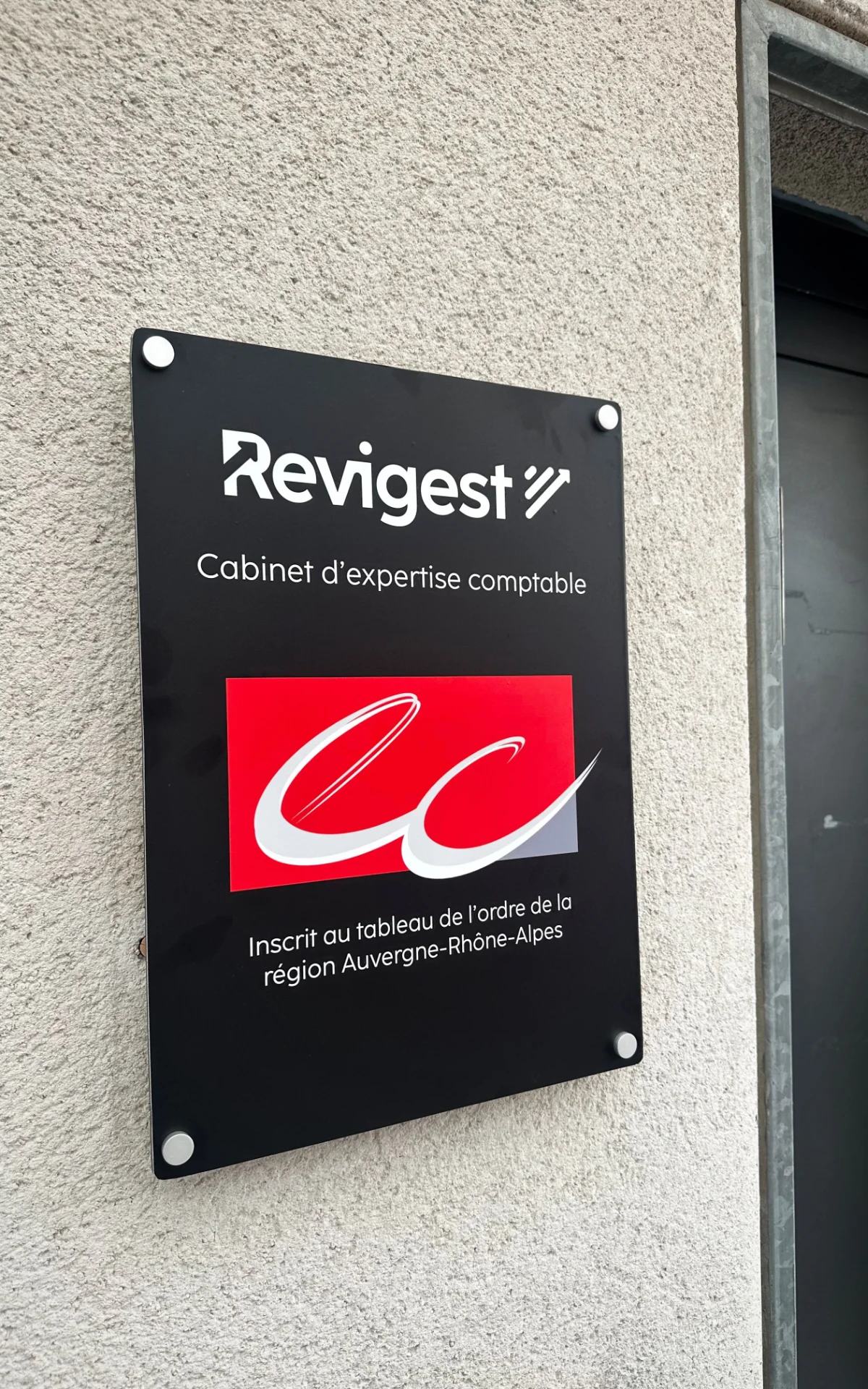 Conception et fabrication de panneaux de signalétique personnalisés pour Revigest. Réalisés sur mesure, ces supports reprennent fidèlement le logo, les couleurs et l’identité visuelle de l’entreprise afin de garantir une communication claire, professionnelle et cohérente. Adaptés aux espaces intérieurs comme extérieurs, ces panneaux permettent d’orienter les visiteurs, d’identifier les différents espaces et de renforcer la visibilité de la marque. SecretPub accompagne chaque projet de signalétique, de la création graphique jusqu’à la fabrication, pour un résultat soigné, durable et parfaitement adapté aux besoins du client.