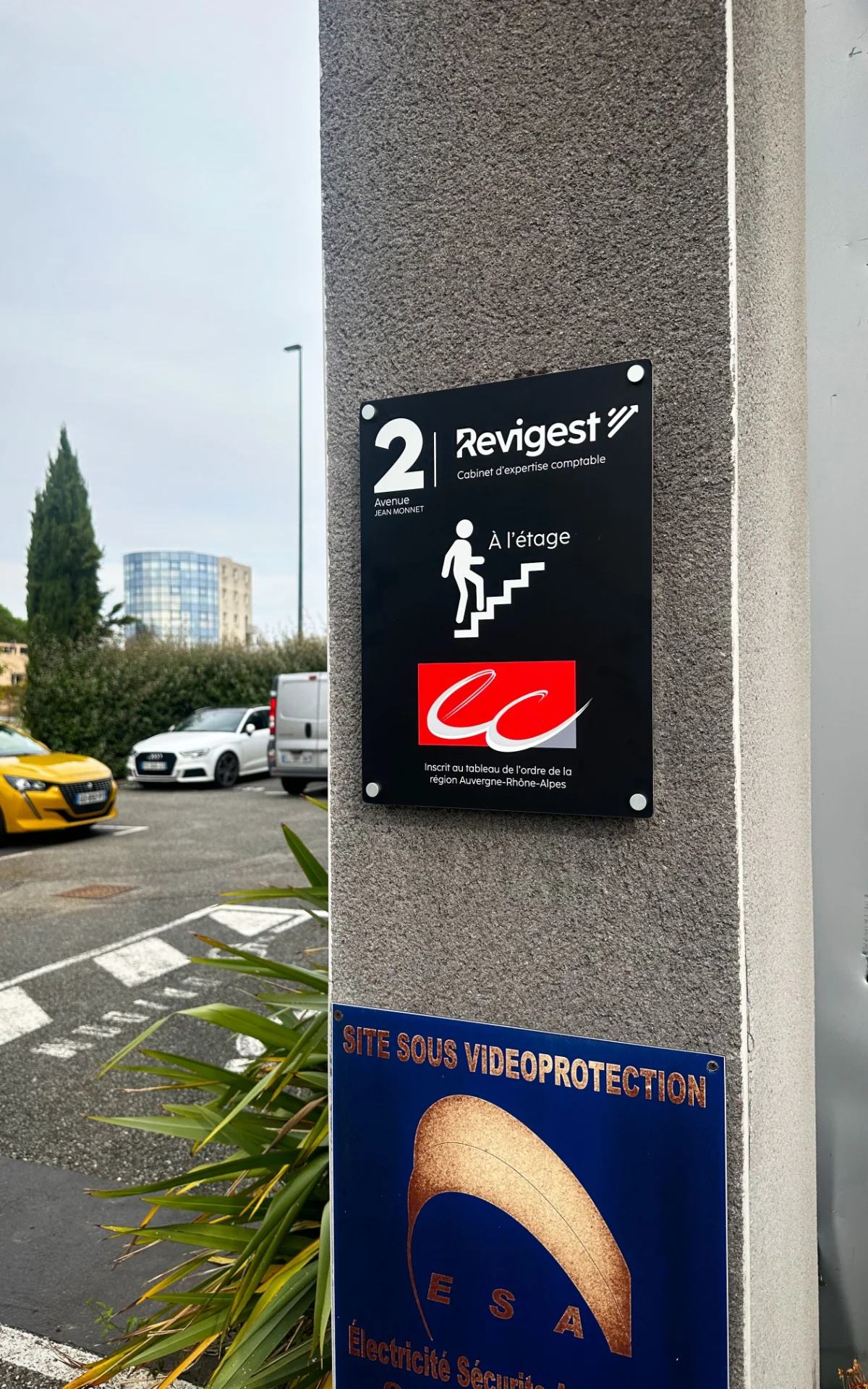 Conception et fabrication de panneaux de signalétique personnalisés pour Revigest. Réalisés sur mesure, ces supports reprennent fidèlement le logo, les couleurs et l’identité visuelle de l’entreprise afin de garantir une communication claire, professionnelle et cohérente. Adaptés aux espaces intérieurs comme extérieurs, ces panneaux permettent d’orienter les visiteurs, d’identifier les différents espaces et de renforcer la visibilité de la marque. SecretPub accompagne chaque projet de signalétique, de la création graphique jusqu’à la fabrication, pour un résultat soigné, durable et parfaitement adapté aux besoins du client.