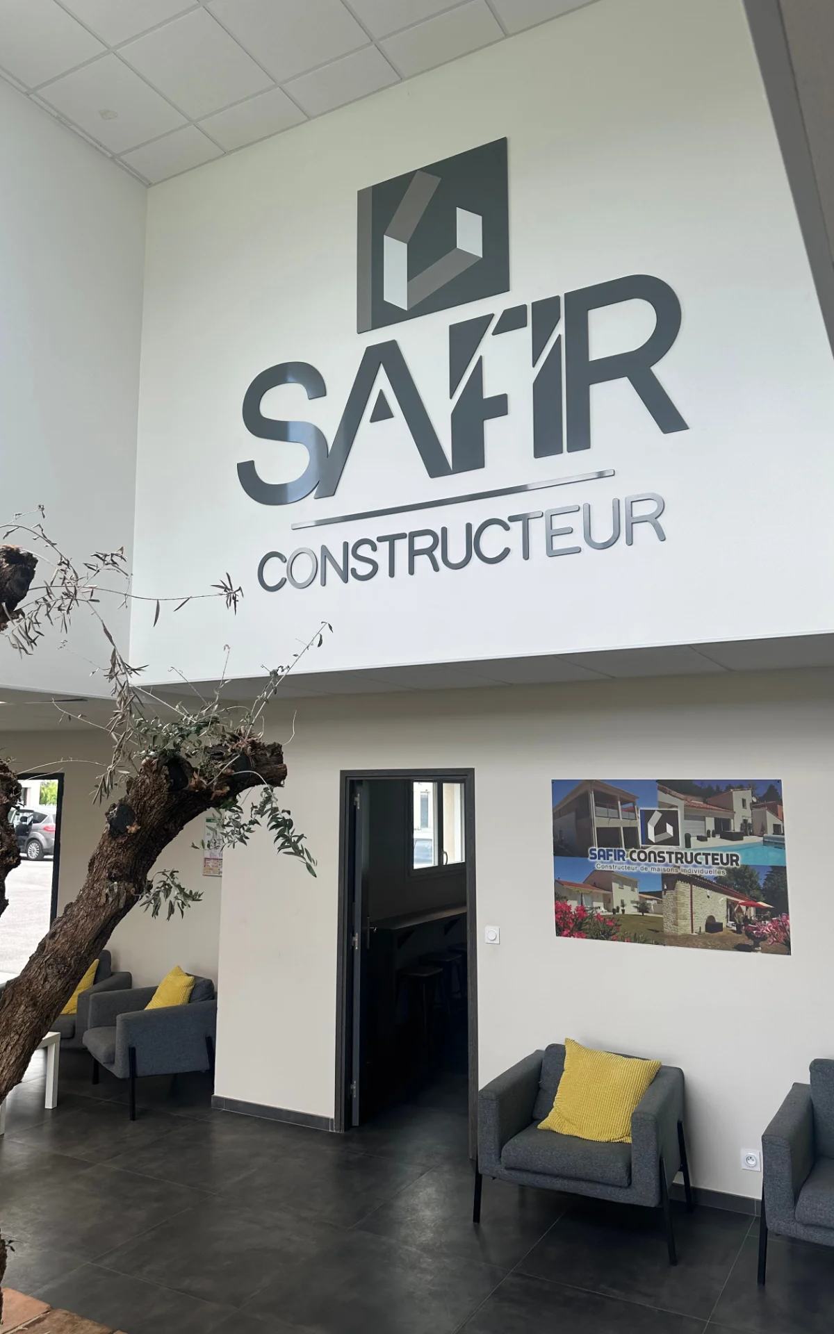 Conception et installation de lettres en PVC peintes grand format pour Safir Constructeur. Une décoration murale sur mesure, moderne et élégante, pensée pour renforcer la visibilité de la marque et valoriser les locaux professionnels.