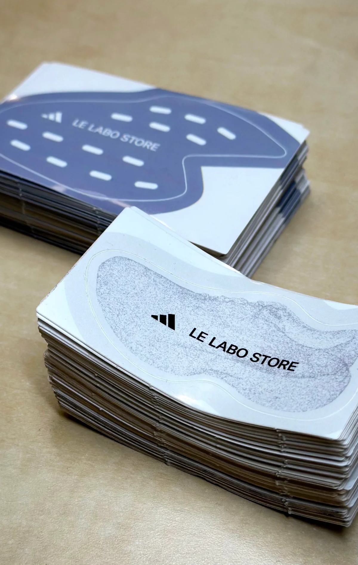 Conception et impression de stickers sur mesure découpés à la forme d’une chaussure Adidas, réalisés pour Le Labo Store dans le cadre d’un partenariat avec la marque aux trois bandes. Une production personnalisée pensée pour renforcer l’impact visuel de l’opération, valoriser la collaboration et créer un support de communication original, identifiable et parfaitement adapté à l’univers streetwear et sneakers.