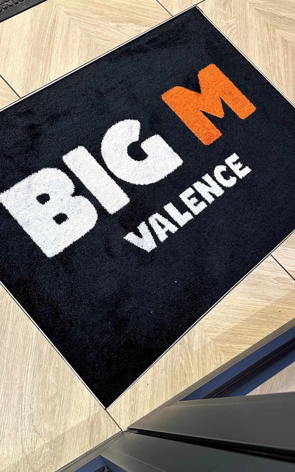 Tapis d’entrée encastré pour fort passage installé par SecretPub