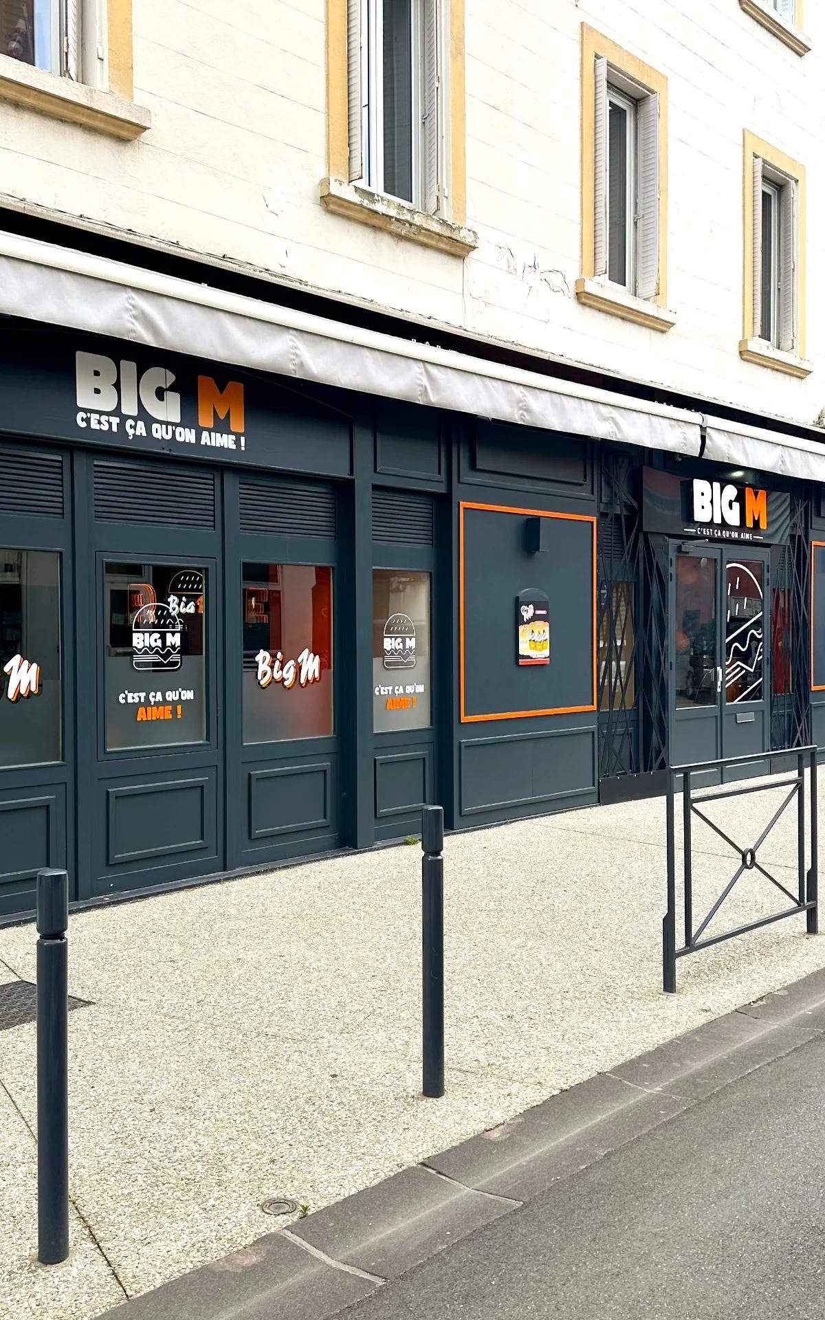 Habillage extérieure et Vitrophanie personnalisée posée sur une vitrine professionnelle par SecretPub